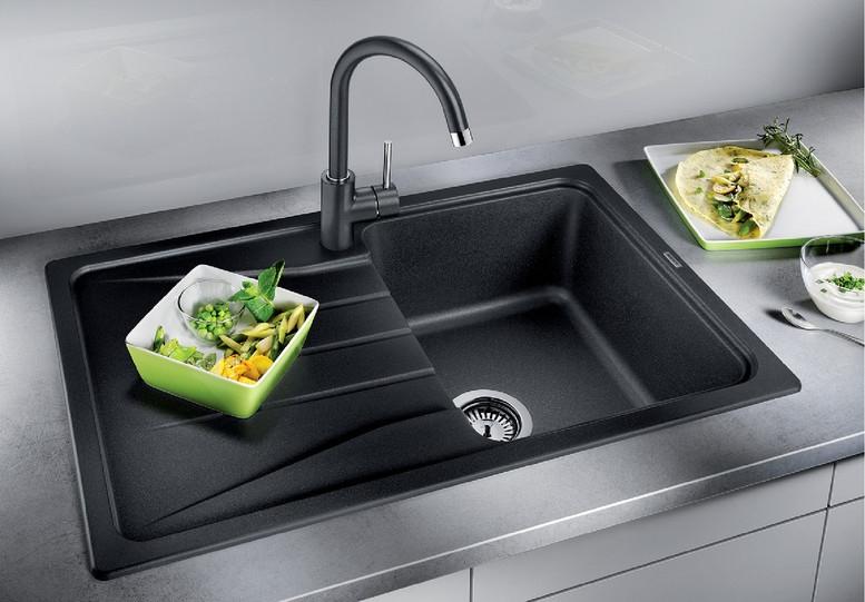 Cómo limpiar un fregadero negro y dejar la cocina brillante?